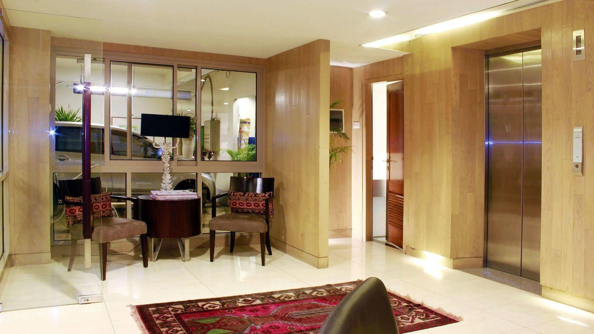 W Home Cikatomas Jakarta Exterior foto